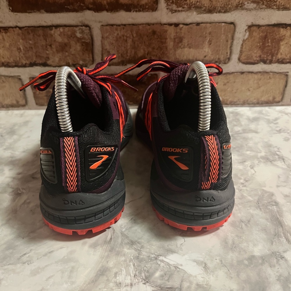 Women’s Brooks Cascadia 12. Size 6 - Picture 4 of 6